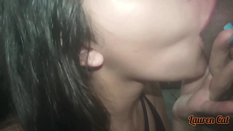 Lauren Cat: Une brune sexy s’assoit sur ma bite et se fait...