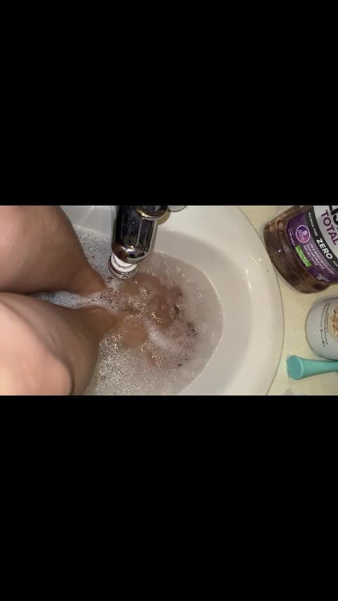 Naelor: Melove putzt ihre sexy kleinen füße in der badewanne