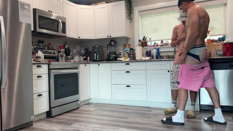 Icedflame: Keuken proberen schoon te maken met een lul in zijn...