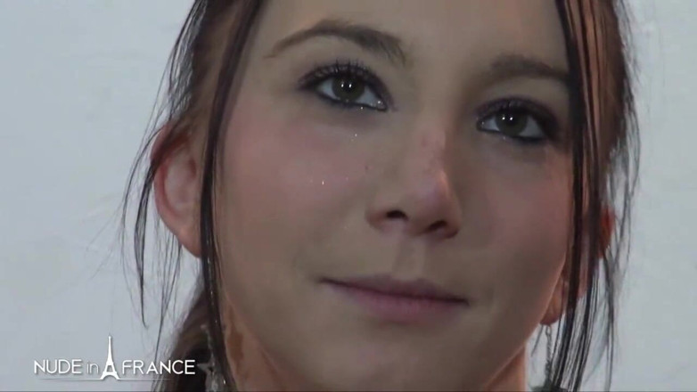 Nude in France: Inisiasi gangbang untuk si rambut coklat muda kita yang cantik...