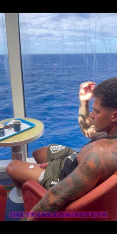 Ексгібіціоністський член у човні