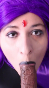 Raven succhia un cazzo succoso