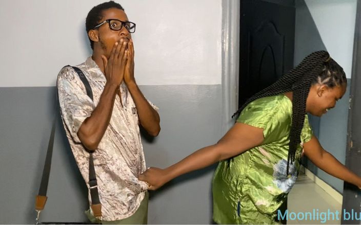 Moonlight blues: Dua teman sekamar afrika yang lagi sange ngentot untuk pertama...