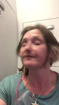 Pișare uriașă în avion după ce l-a ținut timp de patru ore!