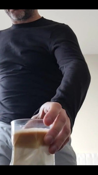 Ausziehen, um nach dem training im fitnessstudio zu duschen