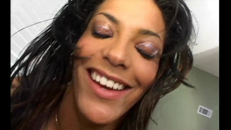 Bitch Girl Video: Ella le masturba y le fuma un cigarrillo