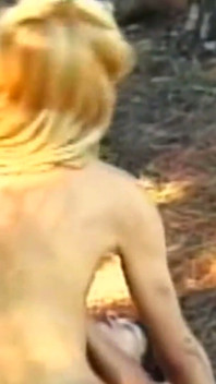 Insaciable rubia de 18 años drena la polla transexual al aire libre
