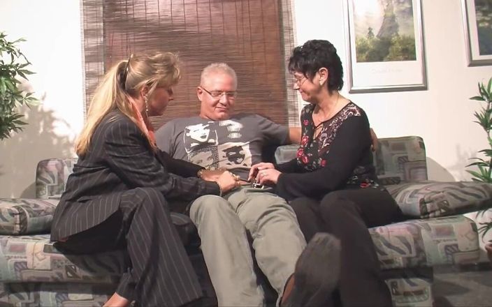 Deutschland Porno X: Zanaatkar borçlarını üç parmakla sikiyor