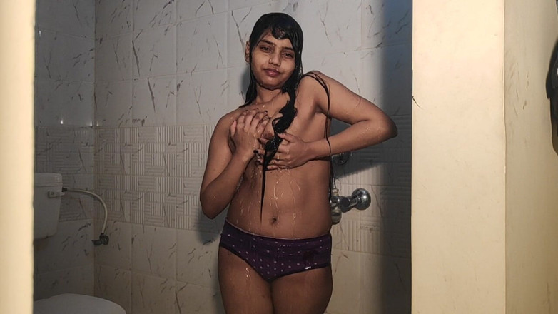 Alia Advani: Alia Advani, modèle adulte indienne, show de douche toreuse