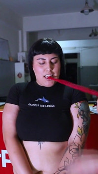 Het bondage-sexsession med en gotisk tjej och hennes tajta röda fitta