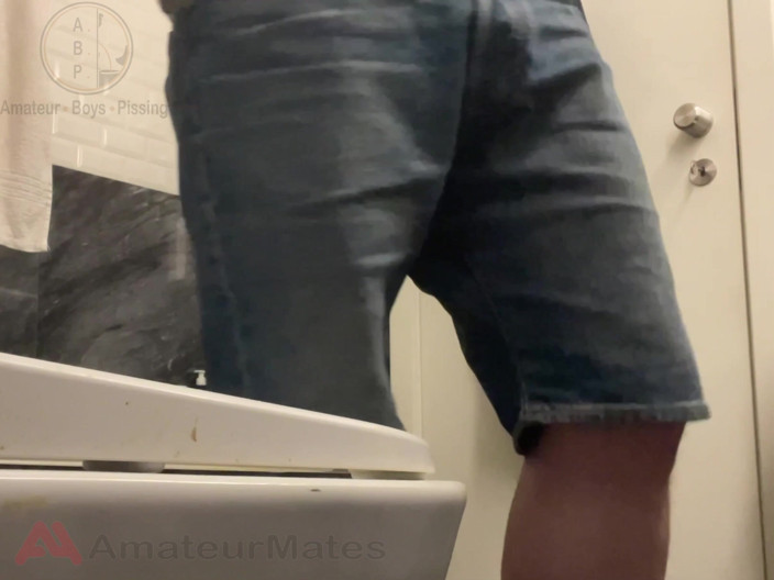 AmateurBoysPissing: ジーンズショートパンツで大きな睾丸がぶら下がっているアマチュアのストレートボーイが、手を自由にしておしっこをしているところを見つかった