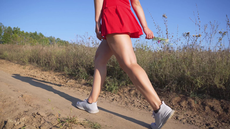 Teasecombo 4K: Fată în rochie scurtă plimbări în aer liber și fundul intermitent