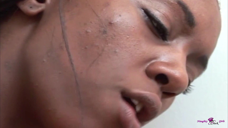 Naughty Black Girls: Il bagno viene interrotto dalla gustosa bionda bianca che desidera...
