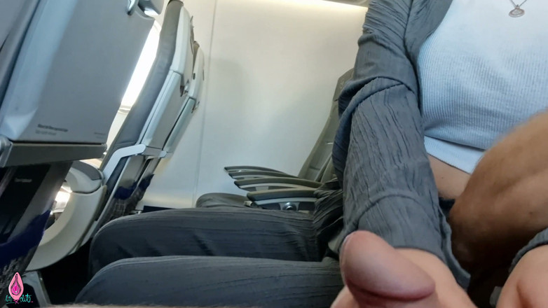 Litclit69: Menina infiel faz boquete arriscado no avião em uma viagem...