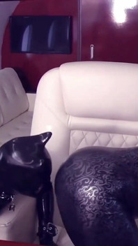 Vidéo de caresses en caoutchouc - UNE MILF pulpeuse en latex et soumise démasquée. Arya Grander