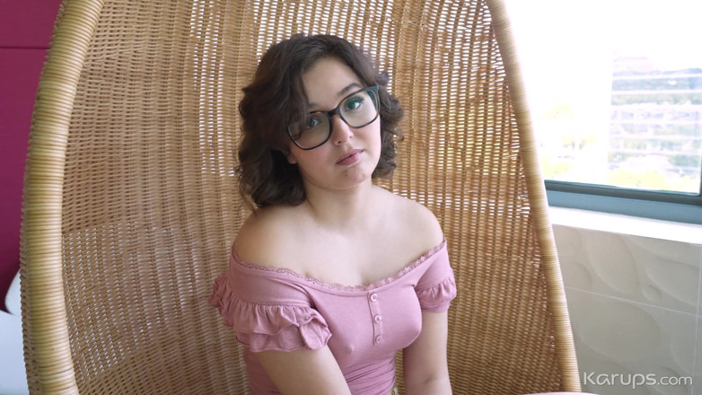 Karups POV: Sexy nerdská teenagerka si dává pauzu od domácích úkolů s velkým čůrákem...