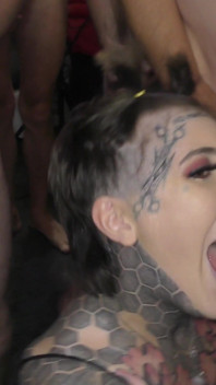 Gagică sexy cu un corp uimitor tatuat intră într-o petrecere cu ejaculare multiplă
