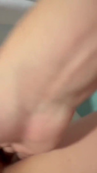 这就是为什么女孩们成群结队去上厕所！在麦当劳厕所潮吹！