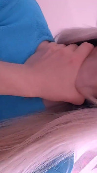 สาวแปลกหน้าเงี่ยนลากควยของคนส่งของเข้าไปในหีเธอ
