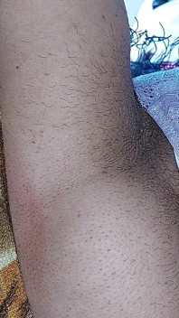 セクシーなブルネットはタイツを試着します