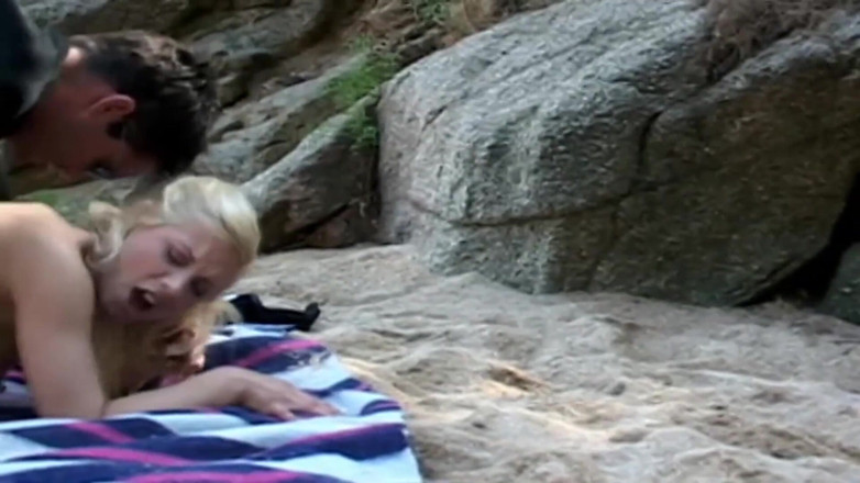 Public Entertainment: Un couple excité baise au bout d'une plage