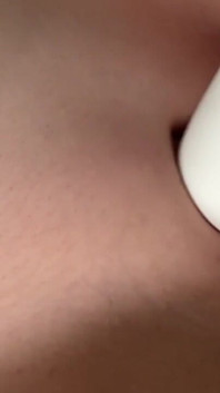 バイブレーターで美しい膣をマスターベーションします