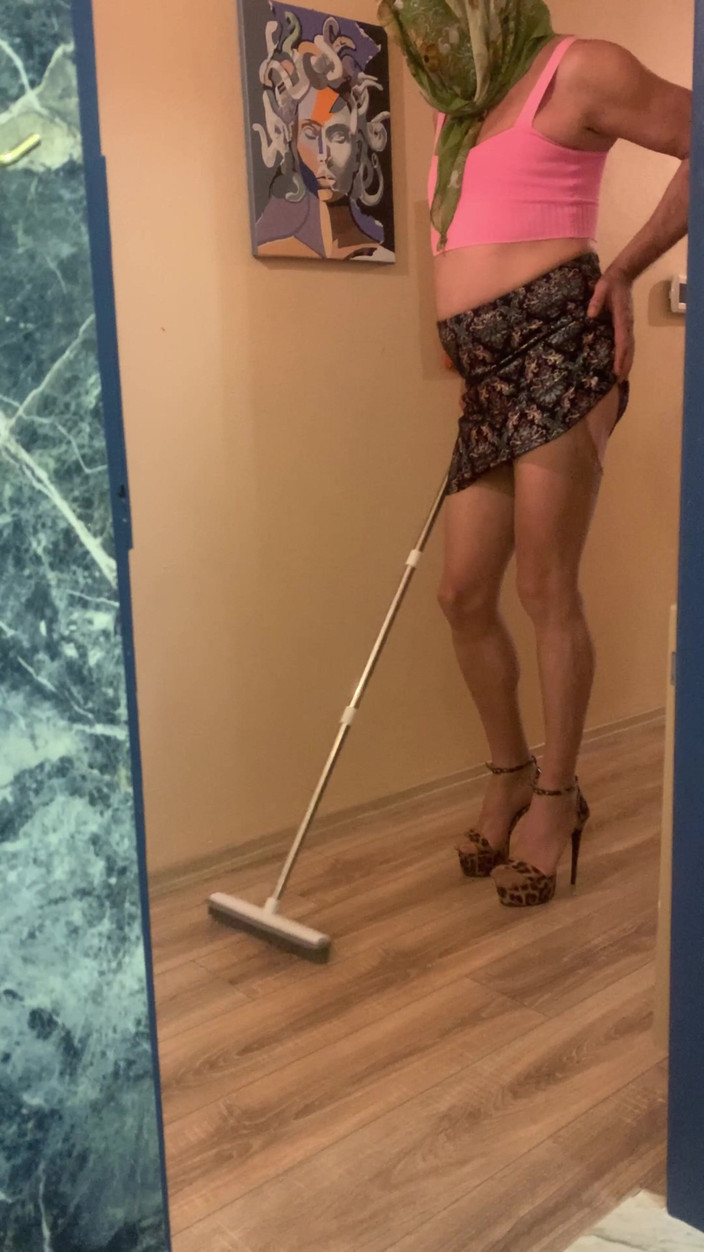 cd_aysemmm: Rijpe huisvrouw met grote kont maakt schoon