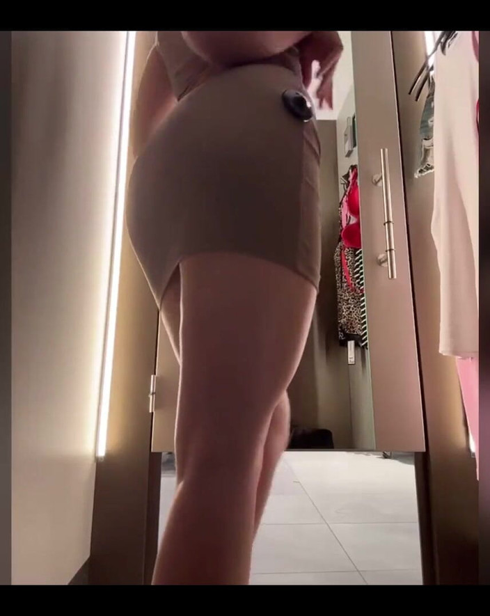 JuiceLussie: İlk kez anal sikişiyor ve sıkı amcığını parmaklıyor