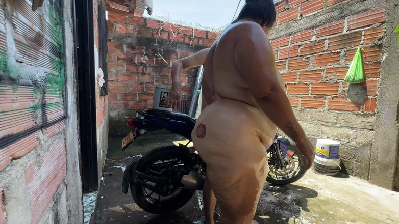 Lexly_16: 近所の人が洗うのを手伝ってくれて、本当に素敵に犯してくれます