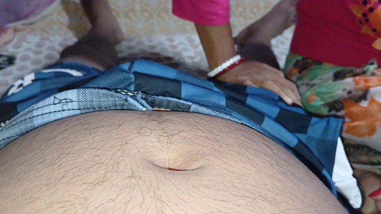 Anguribhabi: Mẹ kế và con riêng tận hưởng đêm khi chồng không...