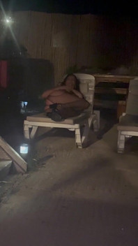 午夜池畔挑逗