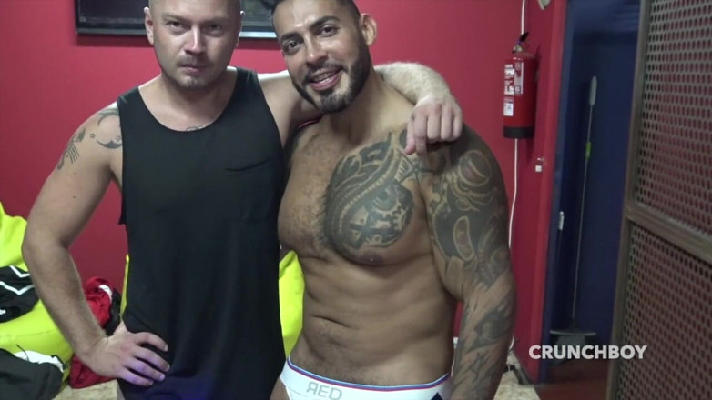 FIRST BAREBACK EXPERIENCE IN BACKROOM: Mars Gymbuerge surově ošukaná Viotorem Romem