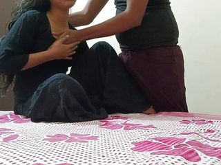 Sakshi Pussy: Indická sexy desi vesnická přítelkyně šuká kundičku s přítelem na špatném pokoji