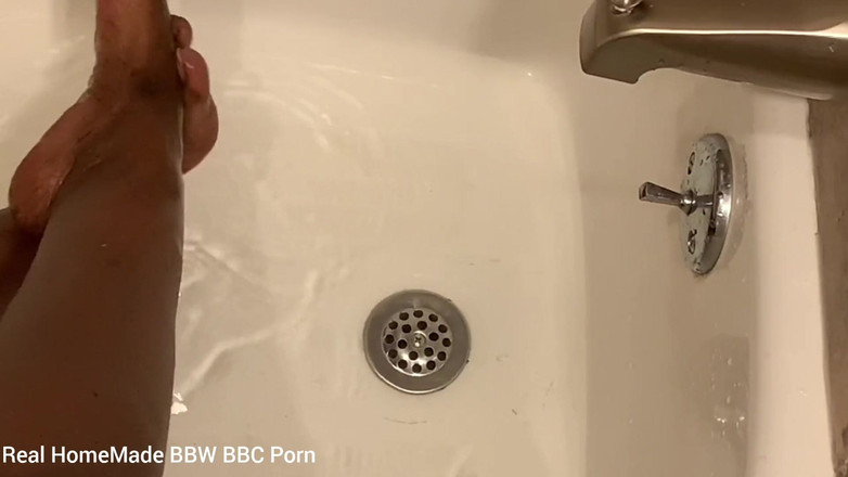 Super sexy ebony cuties: Ve vaně mi tření umývá nohy