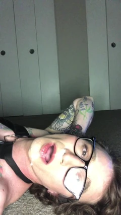 Sissy Tessa Rivers gioca con il suo culo e viene sul suo viso da padrona richiesta