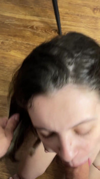 El disfraz de chica universitaria loca de mi hermanastra me seduce tanto que no puedo resistirse a cremar en su culo