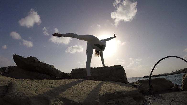 Flexilady: Elegnante contorcionista em spandex branco