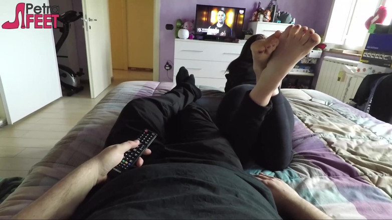 Foot Fetish HD: Sexy petra berührt ihn mit ihren füßen