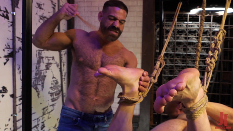 Kinky Bites Gay: 발 광신자
