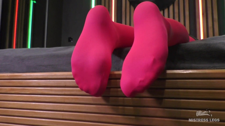 Mistress Legs: I miei piedi sexy provocanti in collant rosa opachi