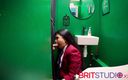 Brit Studio: Aziatisch meisje zuigt lul bij het kijkgat