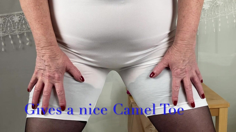 Aunty Sandra vintage girdle queen: Makcik Sandra memakai girdle lembut