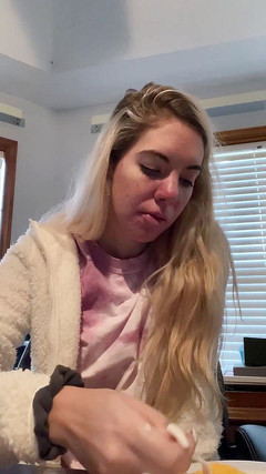 MissAlexiaC: Comiendo durante 3 minutos