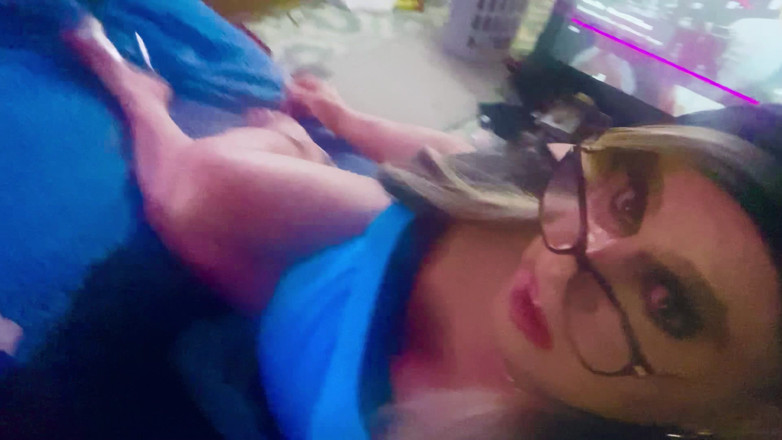 Krissy Sweets: Krissy Sweets acariciando su polla