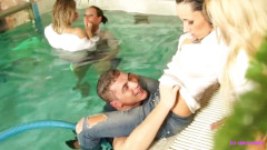 Czech Pornzone: Šílená orgie u bazénu