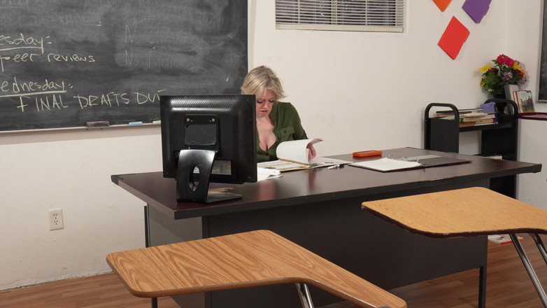 Aunt Judy's XXX: Safada professora pega se masturbando na aula