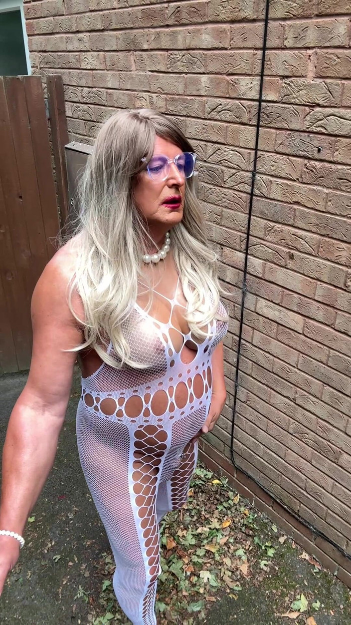 Kellycd2022: Sexy Crossdresser Kellycd2022 en catsuit de rejilla blanca y tacones