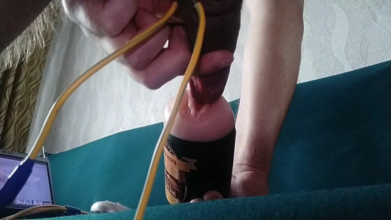 Hot guy solo: Lauter schwuler bekommt einen orgasmus, während er sein fleshlight fickt.