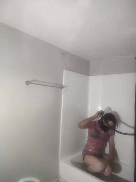 K8e Snow: 誘惑的なクロスドレッサーのストリッピングとバスタブでのティーラス、シャワーでの擦り傷、そして親密なプレイ