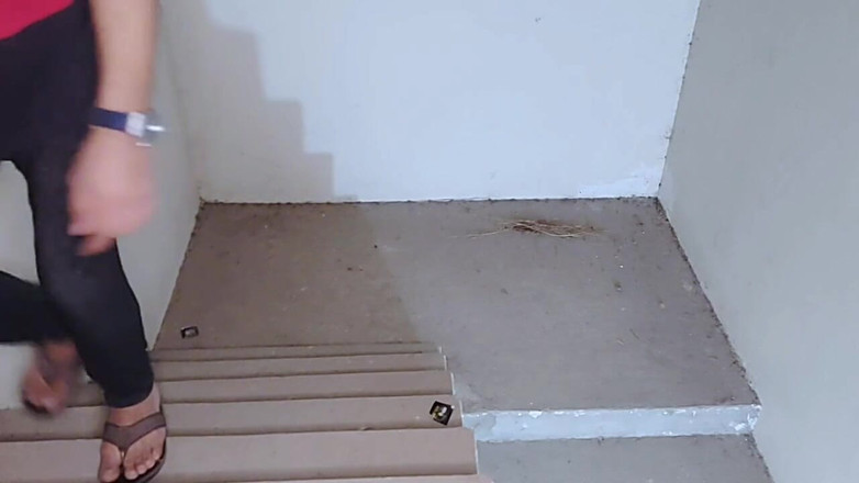 Faryal: Подруга Кі Хала Ко Чода - побачення з подарунком пізньої ночі на сходах